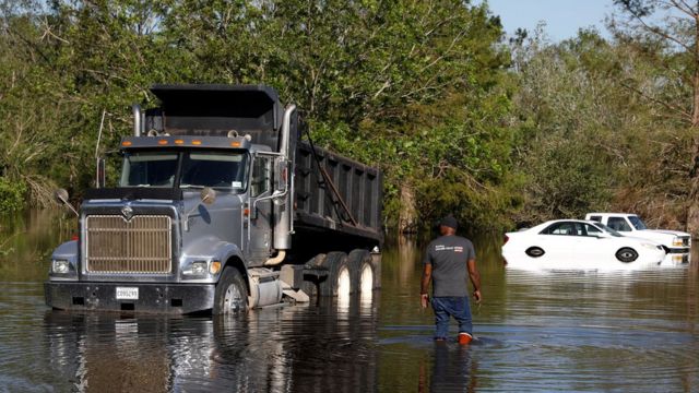 Caminhão cercado por enchentes em Lake Charles, Louisiana, após furacão Delta