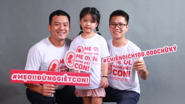 Lê Huỳnh Hà (trái) và Lê Hoàng Thạch, hai người khởi xướng chiến dịch "Mẹ ơi đừng giết con"