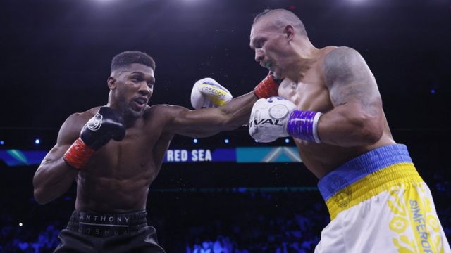 Украинский боксер Александр Усик защитил титул чемпиона в бою с Джошуа ...