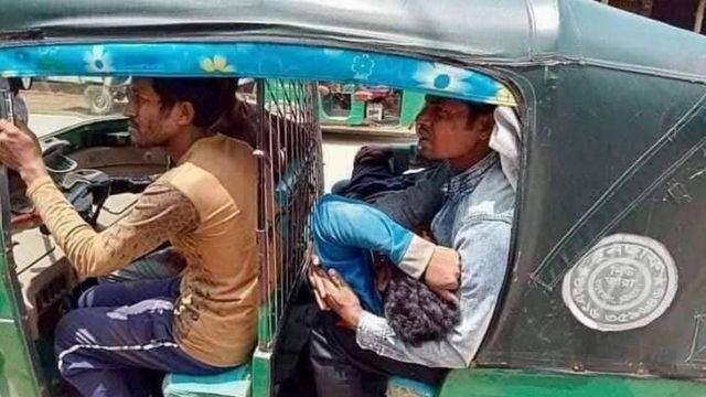 আহত একজনকে হাসপাতালে নেয়া হচ্ছে