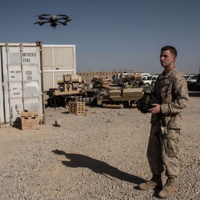 Un soldado estadounidense opera un dron de vigilancia en Afganistán.