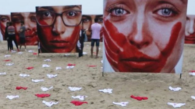 Instalación de ropa interior en Copacabana