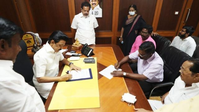 மு.க.ஸ்டாலின், திருமாவளவன் இடையே தொகுதிப் பங்கீடு ஒப்பந்தம்.