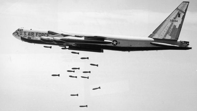 Bommbardero B-52 de EEUU lanzando bombas en Vietnam