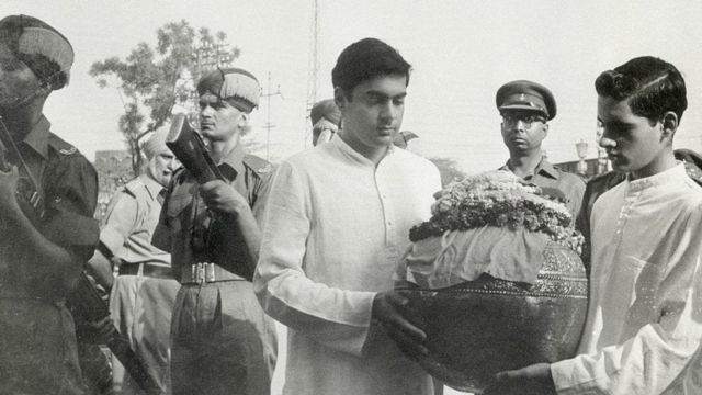 नेहरू की अस्थियों को संगम में प्रवाहित करते राजीव और संजय गांधी