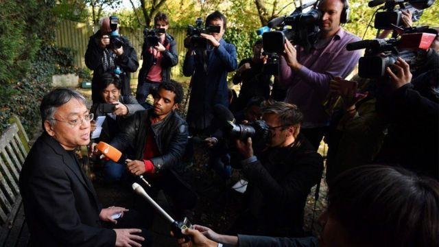 获得诺贝尔文学奖后，石黑一雄在自家花园召开临时新闻发布会。