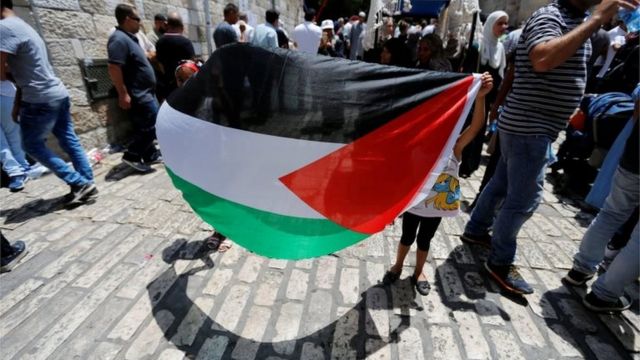 Child holds a Palestinian flag outside Jerusalem's Old City (27/07/17)