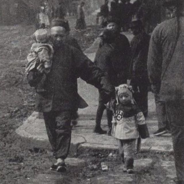 Un hombre caminando con unos niños