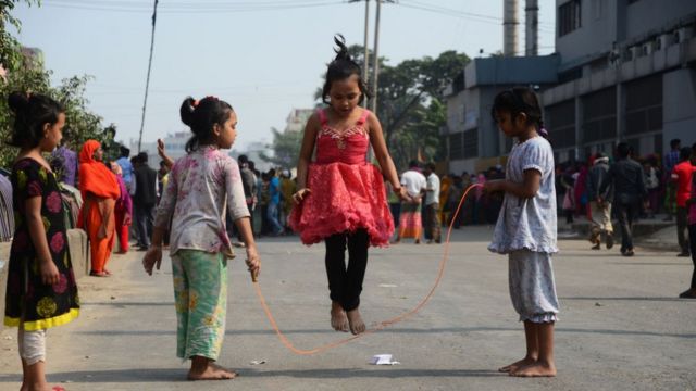 স্কুল বন্ধ থাকায় বাচ্চাদের নিয়ে চিন্তায় পড়েছে অভিভাবকেরা।