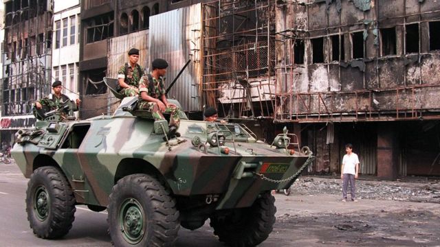 印尼军队在骚乱后巡视雅加达街道
