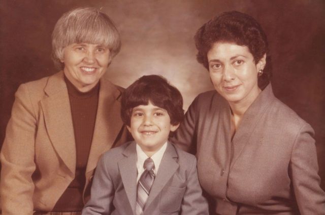 લીલિયાન ફેડરમૅન અને ફીલીસ ઇરવિન 1979માં 5 વર્ષીય પુત્ર એમરોન સાથે