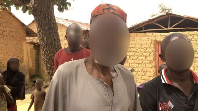 Köylüler, imam (ortada) olmasaydı öleceklerini söylüyor.