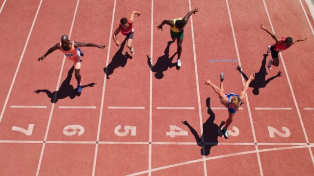 Corredores na pista de atletismo