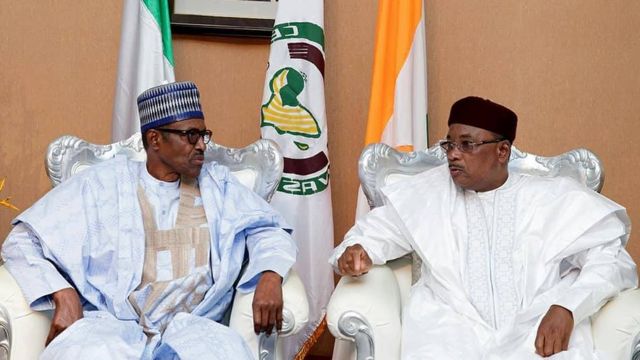 Shugaban Najeriya Muhammadu Buhari tare da takwaransa na Jamhuriyar Nijar Mahamadou Issoufou yayin wani taron kungiyar ECOWAS a birnin Niamey ranar Talata