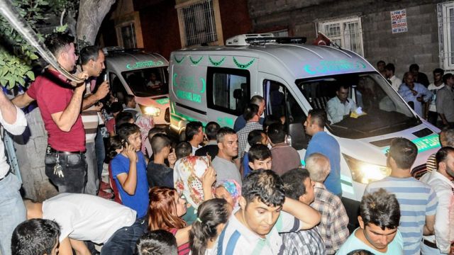Pobladores de Gaziantep se reúnen cerca del lugar de la explosión.