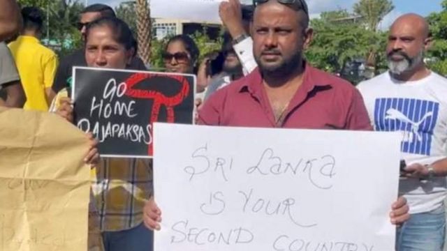 மாலத்தீவில் போராட்டத்தில் ஈடுபட்ட மக்கள்