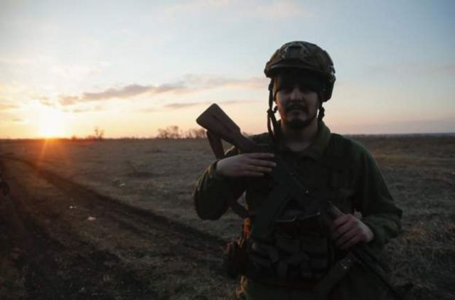 Soldado ucraniano na linha de frente na guerra contra a Rússia