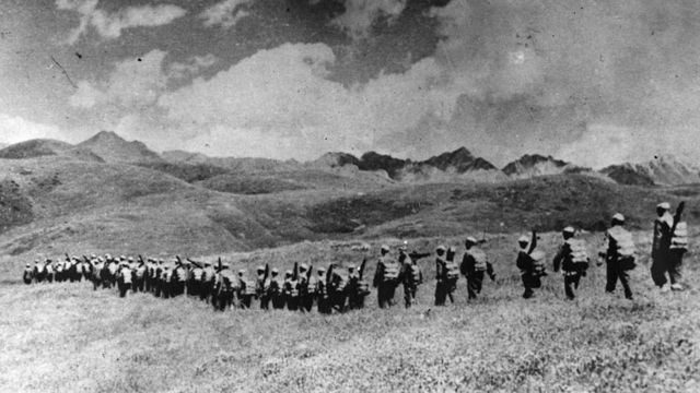 El ejército chino avanzando hacia la frontera tibetana en 1950.
