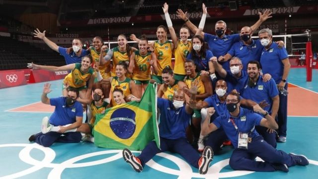 Seleção de vôlei feminina comemora