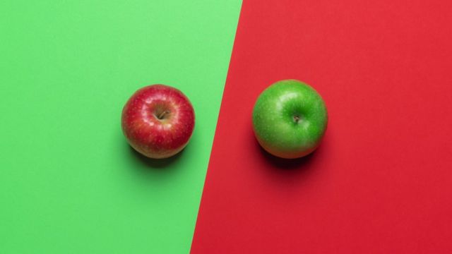 Imagen de una manzana roja sobre un fondo verde y de una manzana verde sobre un fondo rojo.