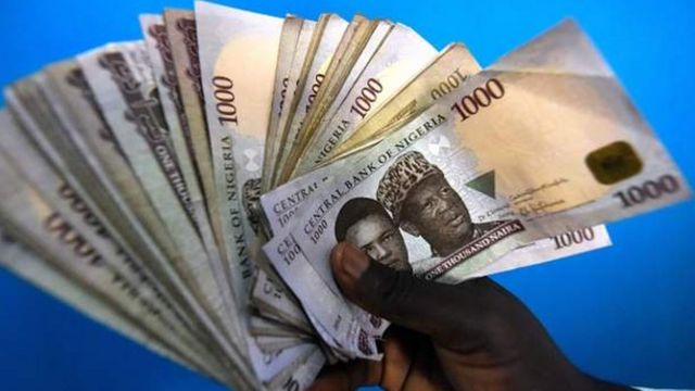 Le naira, la monnaie nigériane, a perdu de sa valeur à cause de la baisse des prix du pétrole.