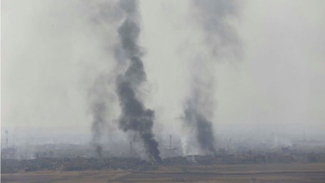 Columnas de humo se levantan en el este de Mosul tras los choques entre el Ejército de Irak y los milicianos de EI.