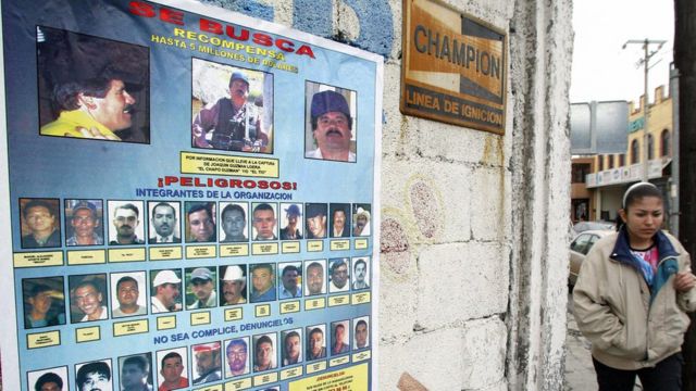 Un afiche de "Se busca" muestra el retrato de Joaquín Guzmán y demás miembros del cartel de Sinaloa.