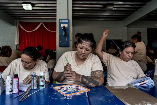 A member of the La 18 gang does some painting, centre, while another inmate does some embroidery, right, as part of the Yo Cambio program at the Ilopango Women's Prison, El Salvador November 6, 2018.