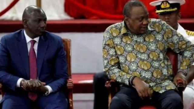 Rais Uhuru Kenyatta Kulia awali aliahidi kuwachia madaraka kwa naibu wake William Ruto Kushoto.