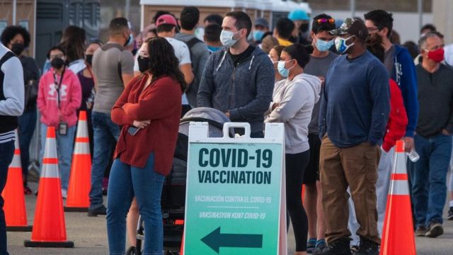 在佛罗里达，一大批富有的游客插队，抢在当地人之前接种疫苗。(photo:BBC)