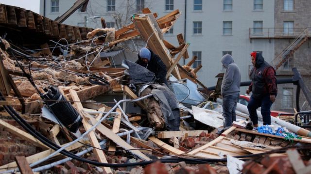 Mieszkańcy Mayfield przeszukują ruiny budynku zniszczonego przez tornado