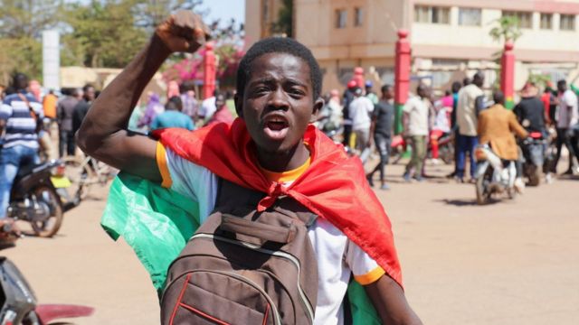 布基纳法索一名年青人表示支持2022年初的军事接管。(photo:BBC)