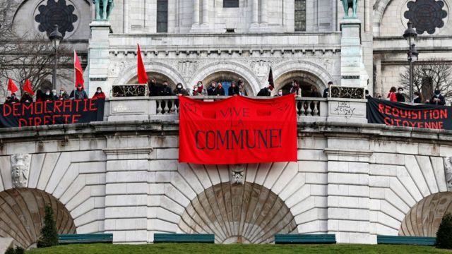 Banderas por los 150 años de la Comuna