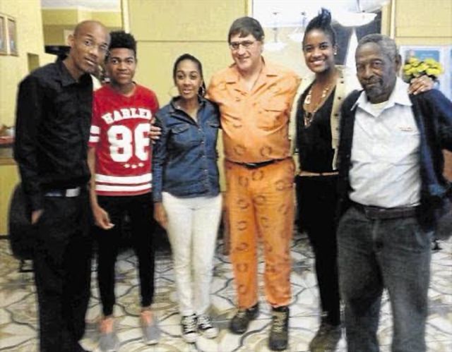 Candice y su familia en la reunión con Eugene de Kock.