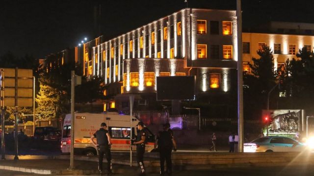 Hay reportes de 17 policías muertos en el cuartel de las fuerzas especiales de la capital.