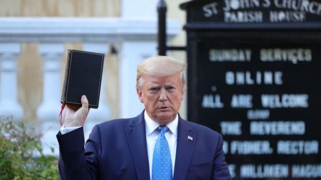 Trump sostiene una Biblia frente a una iglesia en Washington.