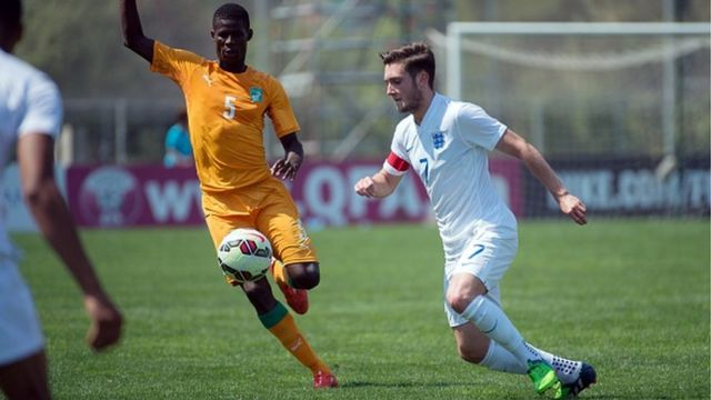 Bayo (à gauche) joue contre l'Anglais Matthew Grimes, lors d'un match international des moins de 21 ans, entre la France et le Qatar, le 30 mai 2015 au stade Leo Lagrange de Toulon.