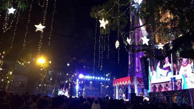 Người dân tập trung đón Giáng sinh trước của Nhà thờ lớn, Hà Nội đêm 24/12/2017.
