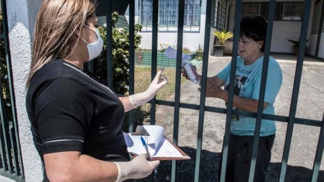 Una empleada de salud en una vivienda