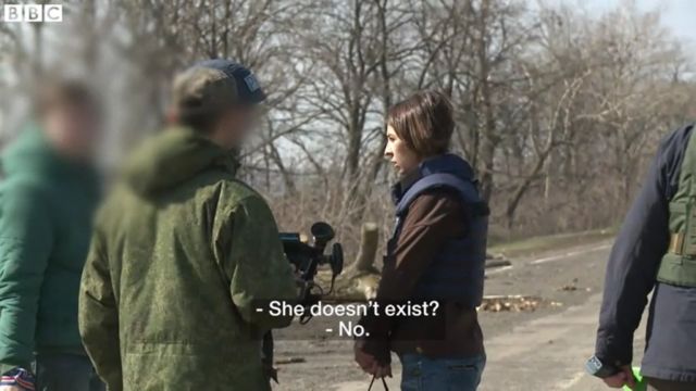La periodista de la BBC hablando con los periodistas rusos