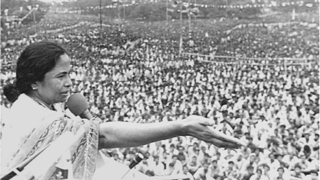 ऑगस्ट 1997 : कोलकातामधल्या ऑल इंडिया काँग्रेस कमिटीच्याच्या सत्रात भाषण करताना ममता बॅनर्जी. ममता तेव्हा युवक काँग्रेसच्या अध्यक्ष होत्या.