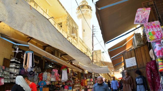 شارع الحمام هو زقاق مزدحم مليء بالمحلات التجارية وسمي على اسم الحمامات التركية القديمة
