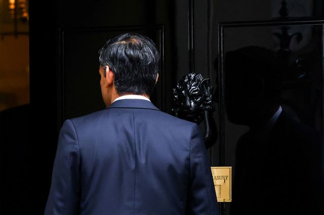 رئيس الوزراء البريطاني الجديد ريشي سوناك يدخل مقر رئاسة الوزراء في 10 داوننغ ستريت