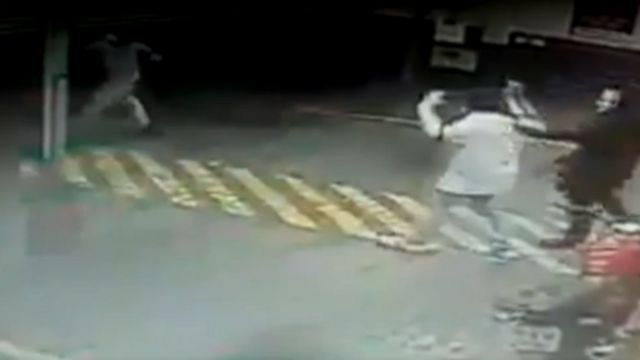 Assaltante mascarado faz homem refém durante ação de quadrilha no interior de São Paulo