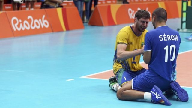 Bruninho e Serginho comemoram o ouro no vôlei