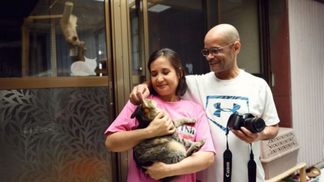 Elen Tanaka y Cássio da Silva cuidan actualmente de 100 gatos en un apartamento que alquilaron para albergar a los animales.