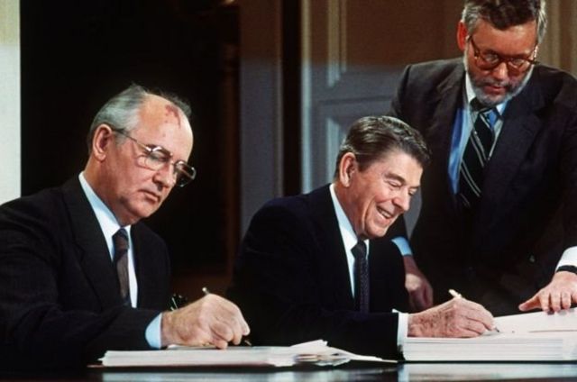 1987年戈尔巴乔夫和当时的美国总统里根签署了一项关键的核裁军条约(photo:BBC)