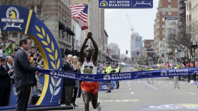 Geofrey Kirui wa Kenya akishinda mbio za Boston marathon upande wa wanaume
