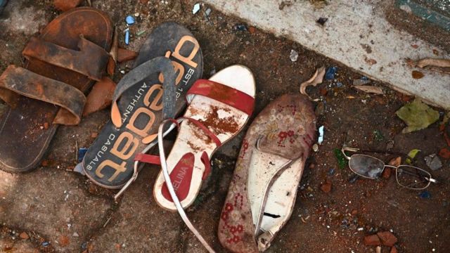 Calçados de vítimas dos ataques no Sri Lanka coletados na Igreja de São Sebastião, em Negombo