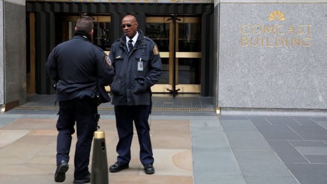Agentes policiales y de seguridad a las afueras del 30 Rockefeller Plaza, donde está la oficina de Michael Cohen.